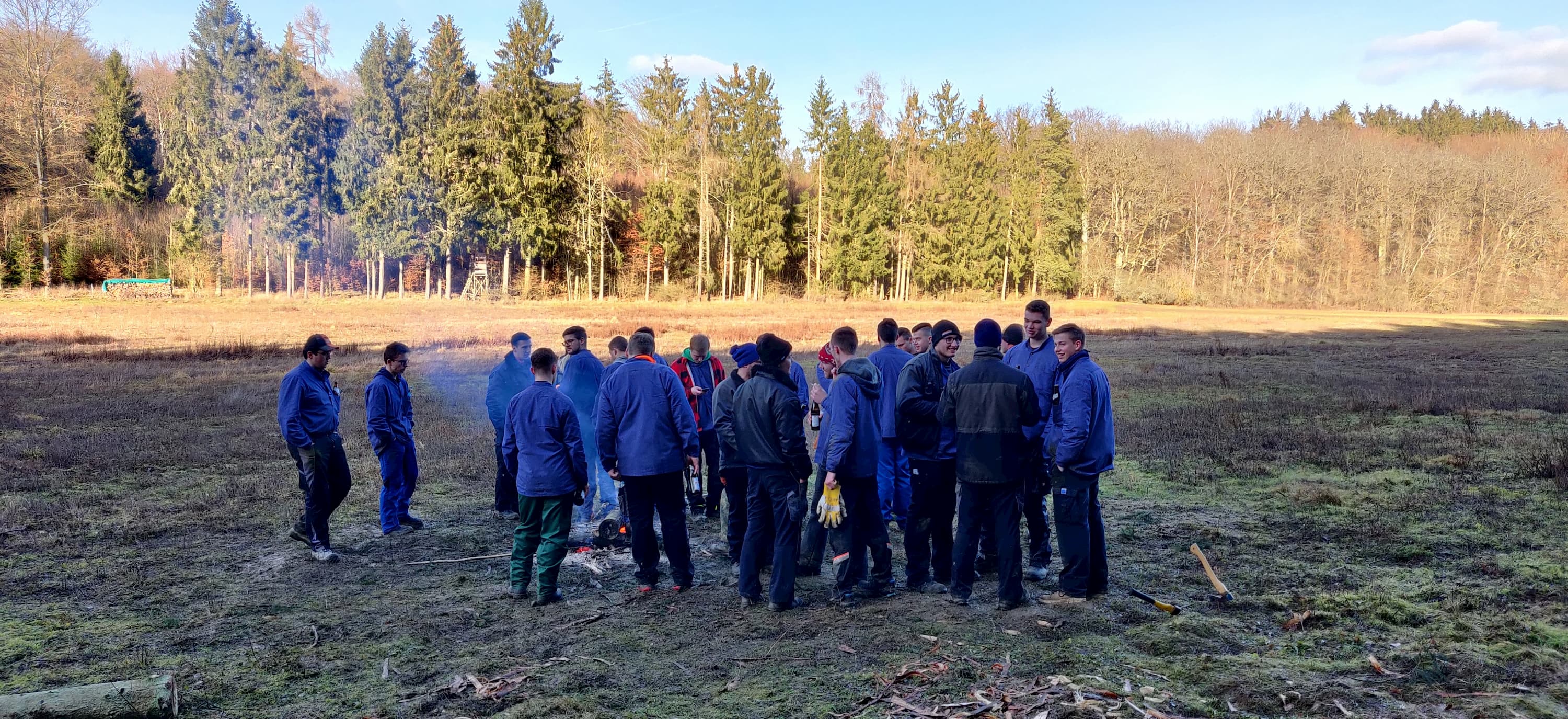 Planburschen vor dem Feuer